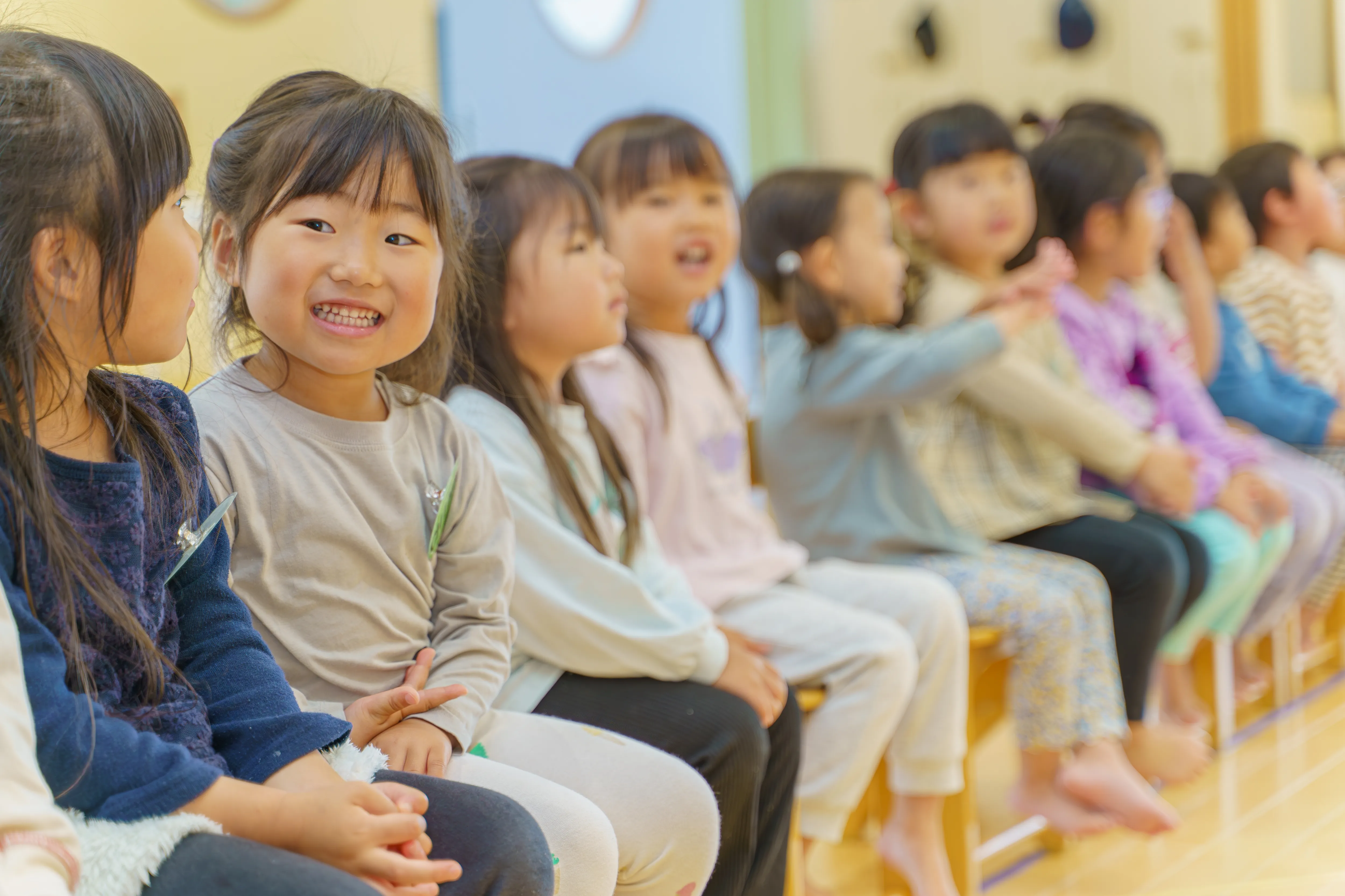 並んで座る子達
