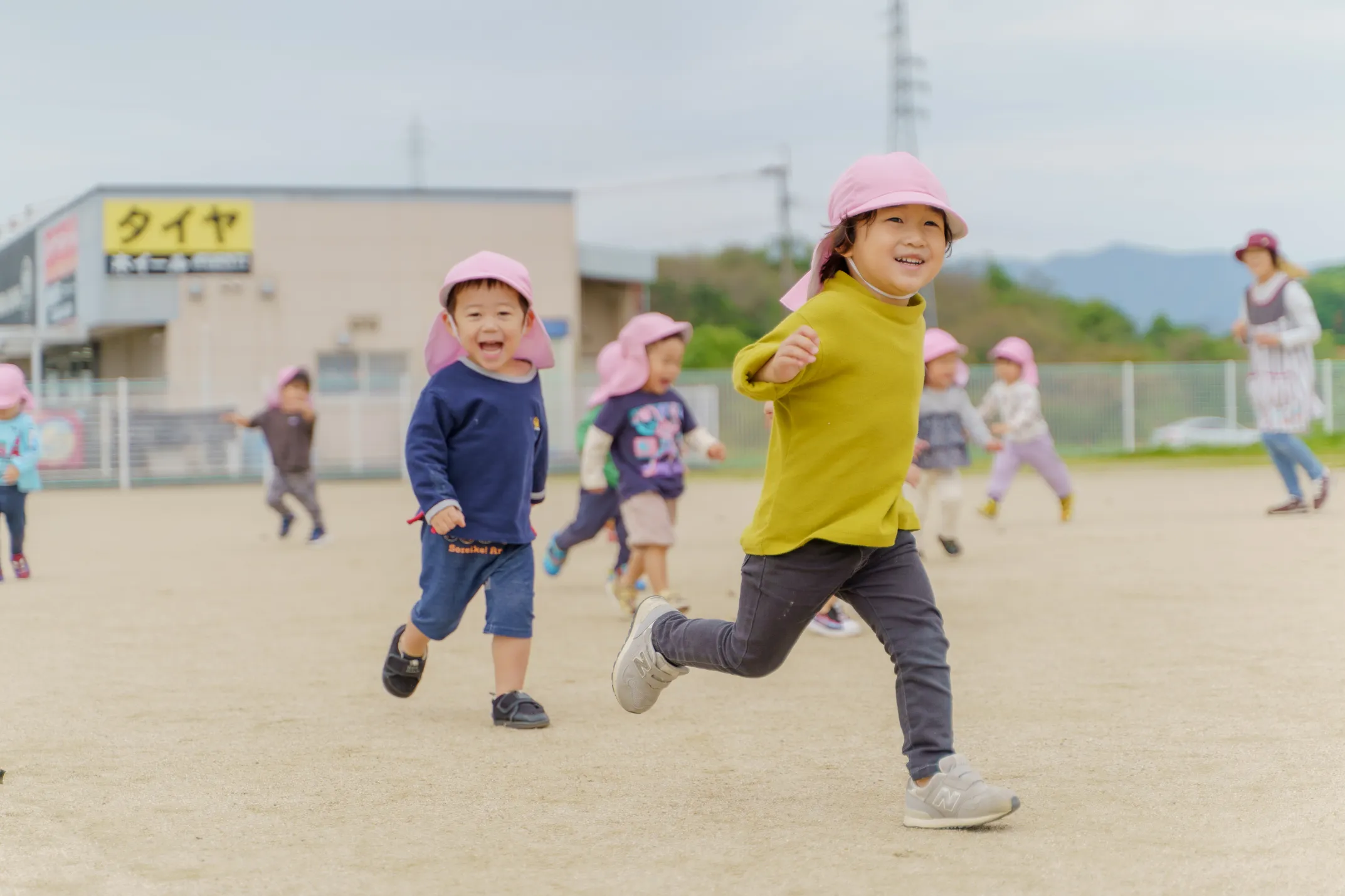 園児が遊ぶ写真