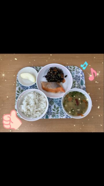 先日、園の畑で獲れたサツマイモを給食で調理しました✨

ずいぶんと大きくて味を心配していましたが
黄色くて甘くて豚汁の食材として大活躍😋🍴
食事で秋を感じられました🍠

子どもたちの発達に合わせた食材の調整、アレルギー除去食の提供
職員分の給食、手作りのおやつと
いつも安心安全で美味しい給食です😘

もうみ〜んな胃袋掴まれちゃってます💕

#嘉麻市 #山野こども園 #給食 #いもほり